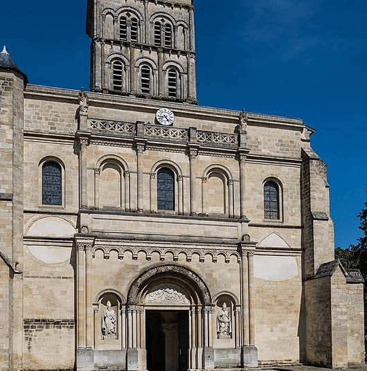Façade de la Basilique Saint-Seurin à Bordeaux, architecture romane avec des arcs et sculptures détaillés