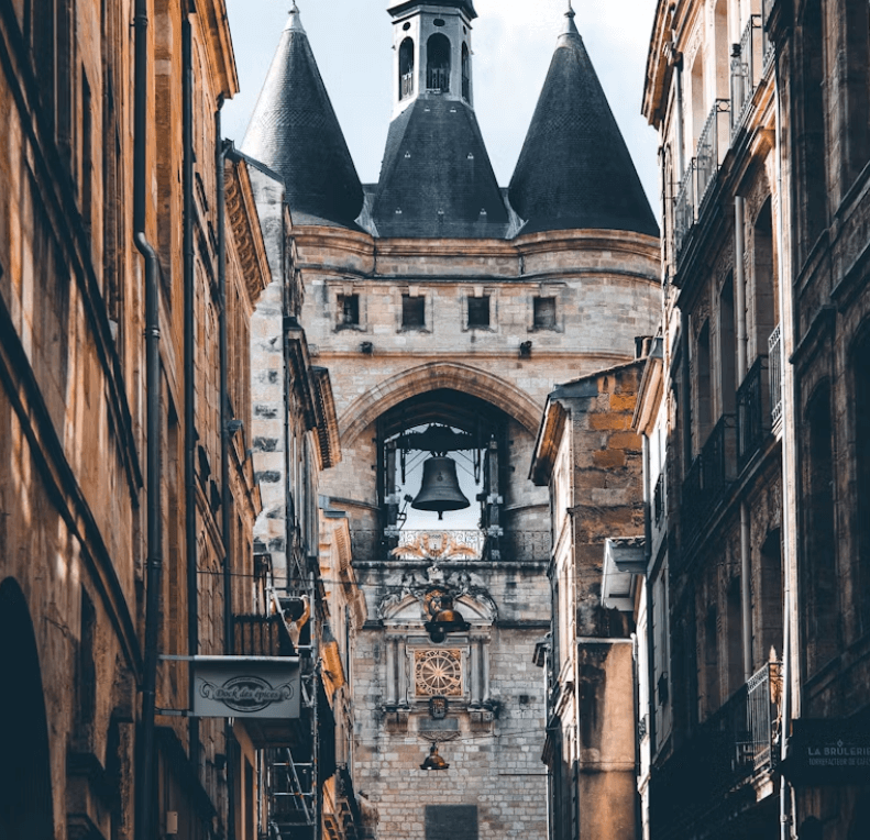 Vue de la Grosse Cloche de Bordeaux, monument médiéval emblématique avec ses deux tours et son horloge centrale.
