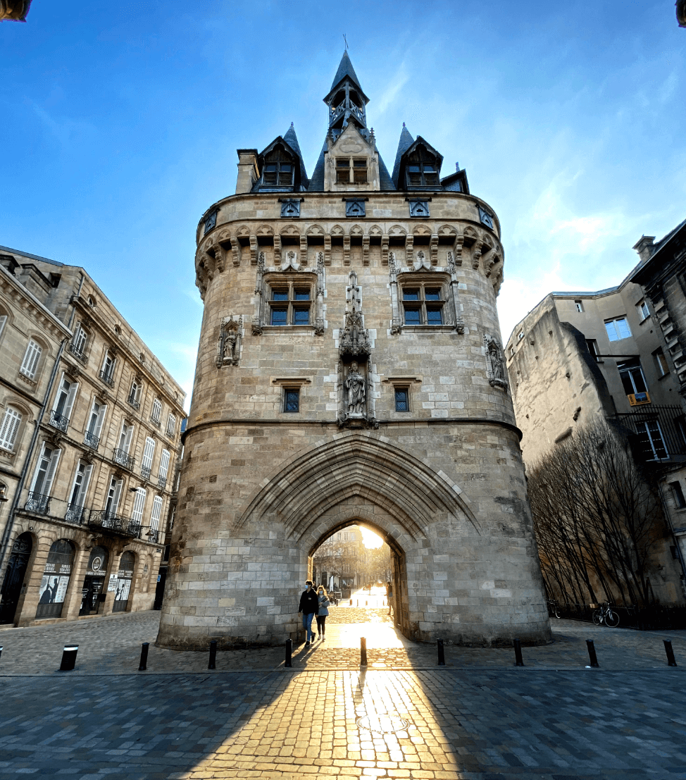Vue de la Porte Cailhau à Bordeaux, ancienne porte médiévale avec son architecture gothique et ses tourelles.