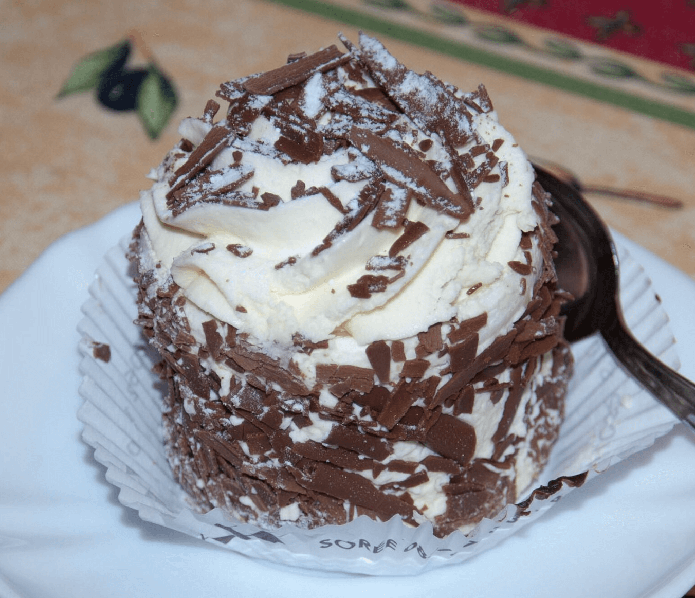 Un merveilleux, un dessert composé de meringue, crème fouettée et copaux de chocolat