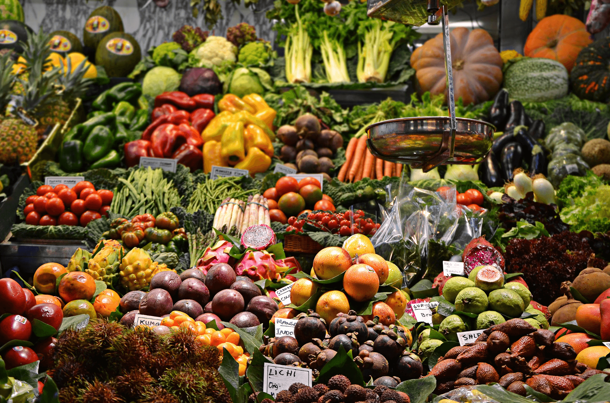 Un stande de légumes et de fruits