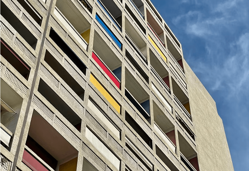 La façade de la Cité Radieuse, immeuble atypique de Marseille