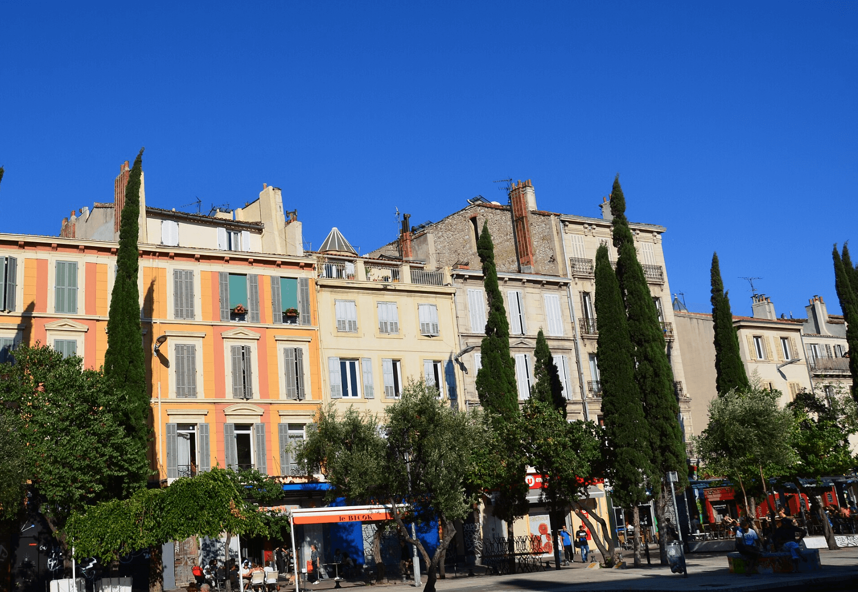 Immeubles colorés dans le quartier 'Cours Julien' de Marseille