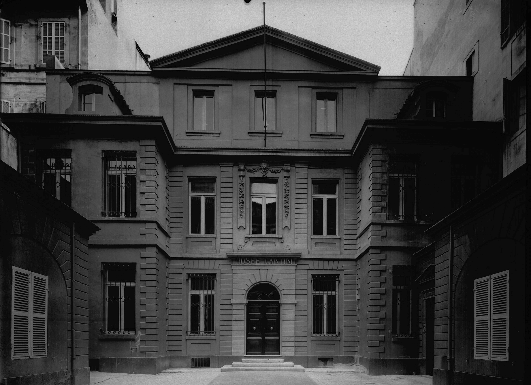 Photo de la façade du Musée de Cantini en noir et blanc