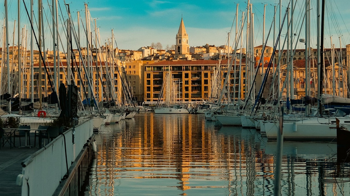 Le Vieux-Port de Marseille avec ses bâteaux au couché de soleil