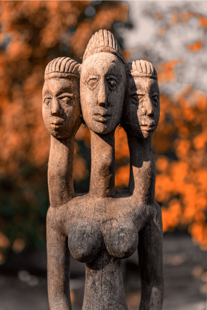 Une statue africaine à trois têtes