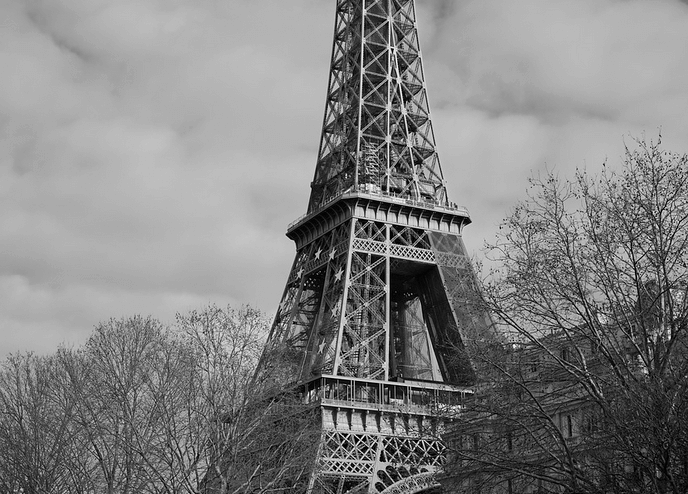 Photo de la Tour Eiffel en noir et blanc indiquant le passé de Paris