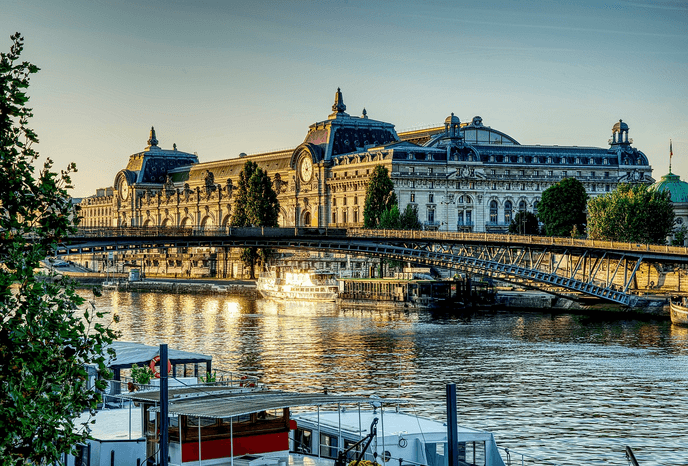 La façade majestueuse du Musée d'Orsay, vue depuis l'autre rive de la Seine