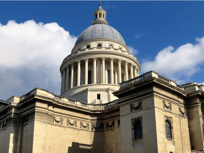 La façade et le toît du Panthéon de Paris