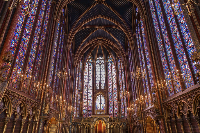 Les Vitraux vu de l'intérieur de la Sainte Chapelle de Paris