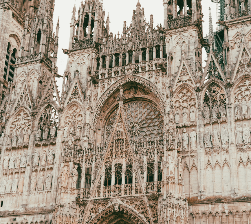 Cathédrale de Rouen avec sa haute flèche, sa façade sculptée.