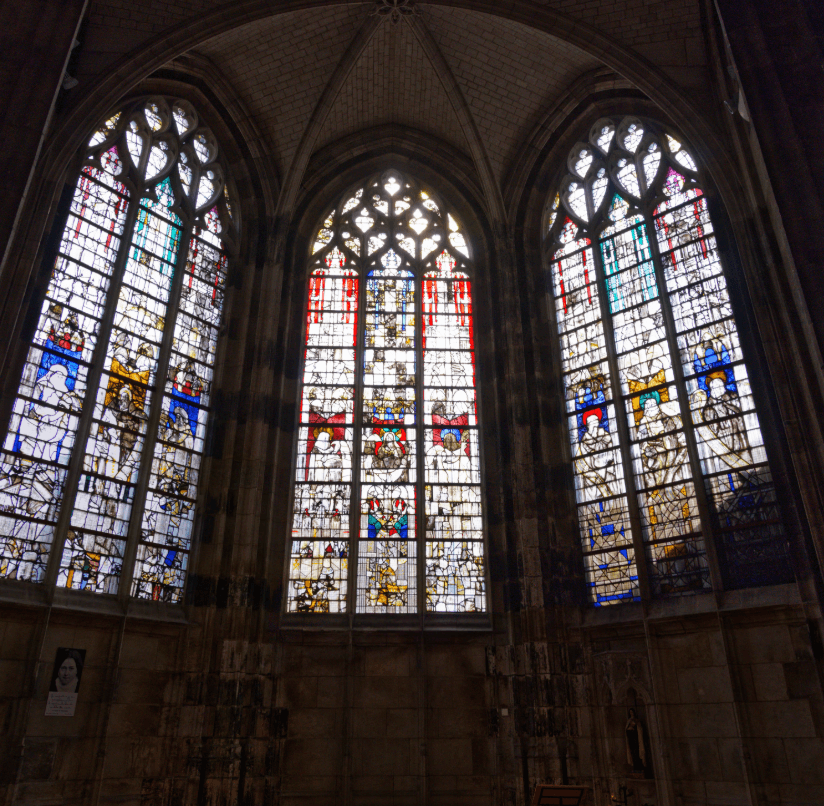 Église Saint-Maclou, vitraux colorés vus de l’intérieur de l’église avec la lumière passant à travers.