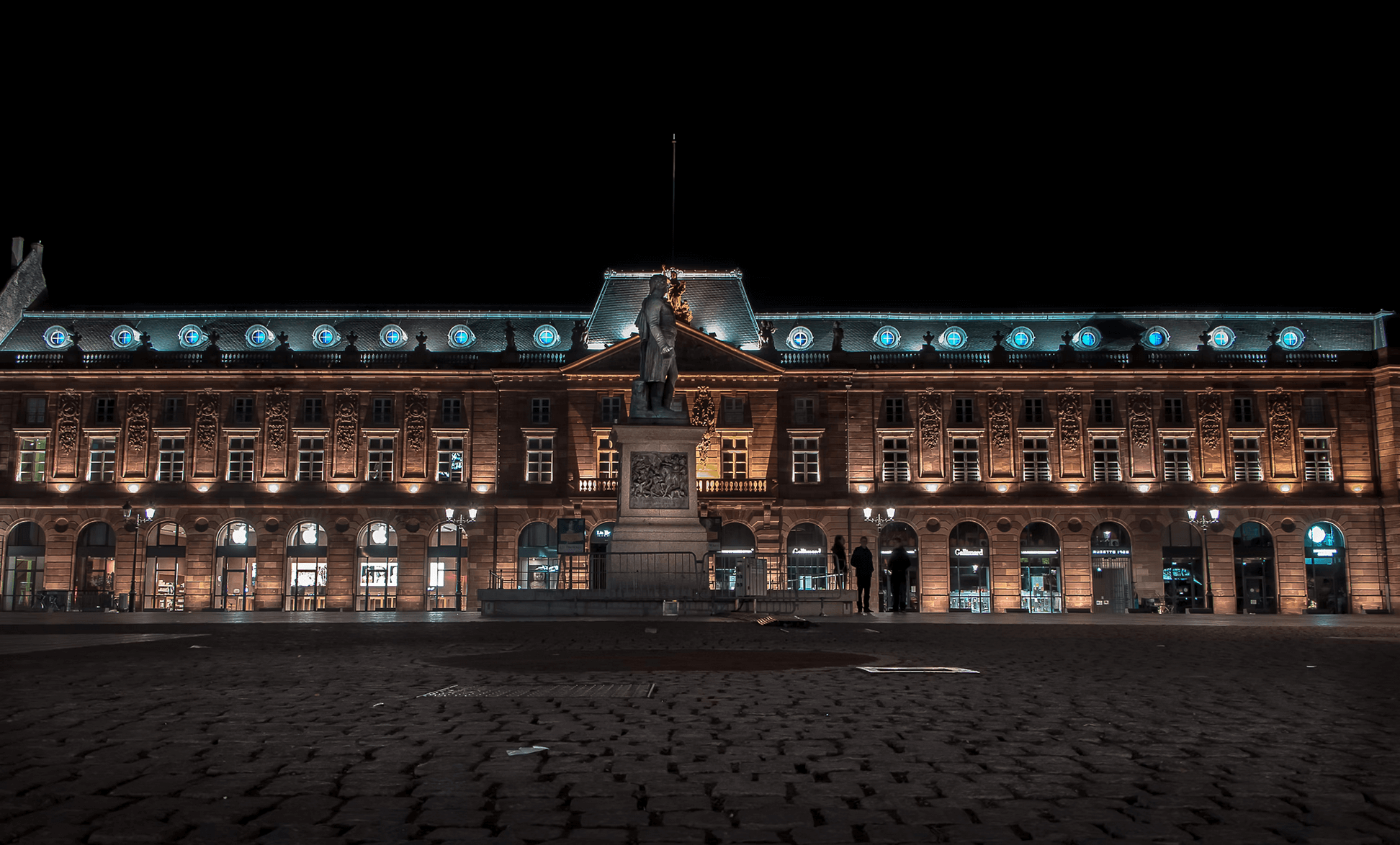 La place kléber de Strasbourg et la Statue du général Kléber au centre