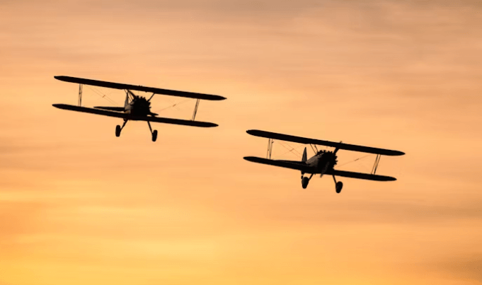 Deux avions volant au coucher de soleil