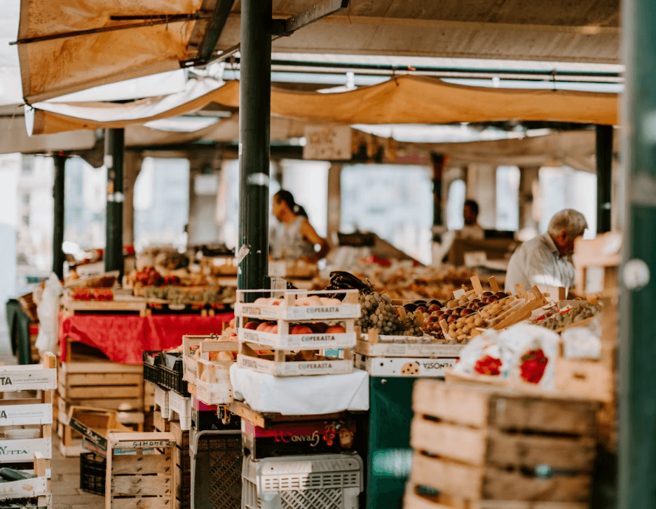 Des stands sur un marché