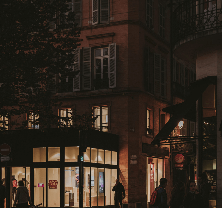 une ruelle, de Toulouse, de nuit avec un immeuble en briques rouges